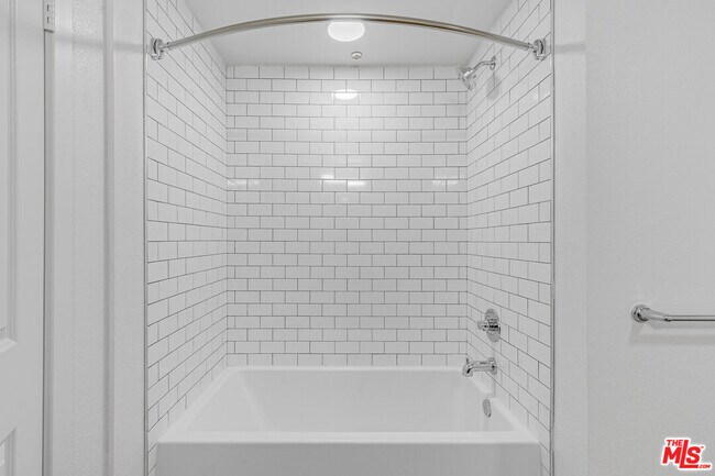 Building Photo - 10824 Blix St