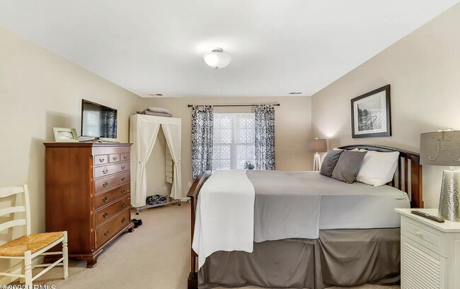 Building Photo - Duplex Apartment Close to Downtown Bluffton!