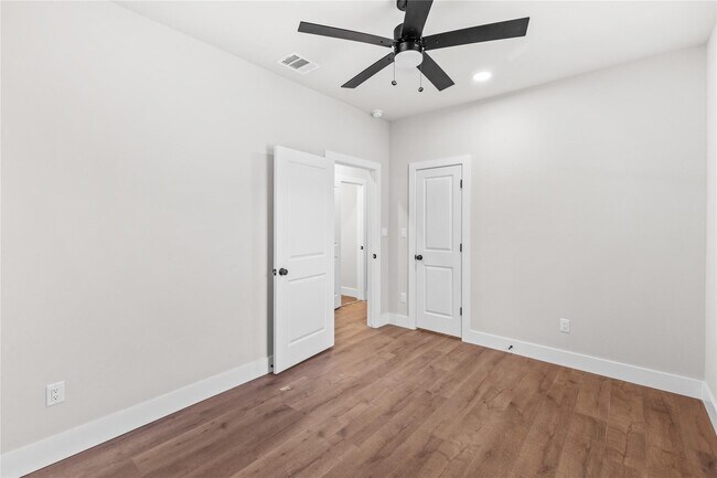 Building Photo - 2398 Valley Dr