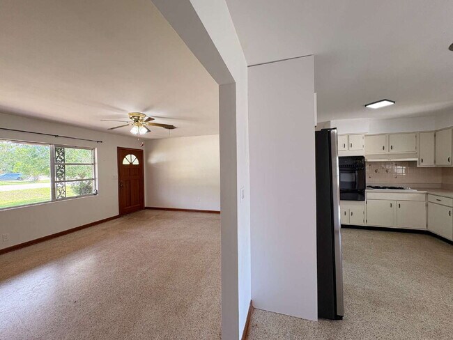Building Photo - Ready to move-in 2-bedroom, 2-bath residence in the heart of Summerfield!
