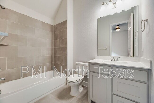 Building Photo - 332 Oak Hollow Way