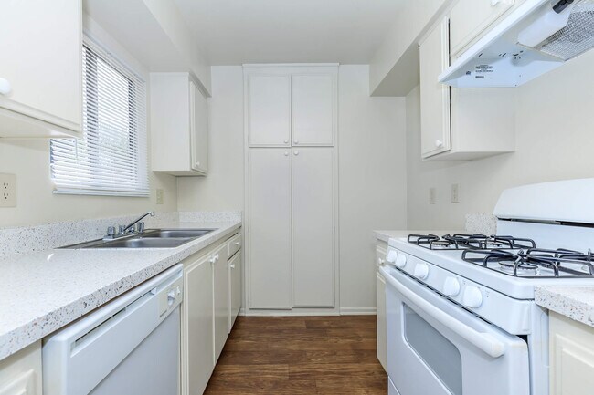Building Photo - Greenbrook Apartments