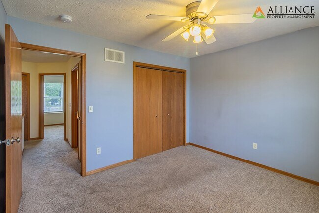 Building Photo - Spacious Duplex ~ Open Kitchen with Breakfast Bar!