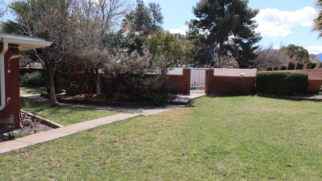 Building Photo - 5 bedroom