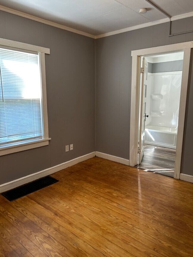 Building Photo - 3 Bedroom, 1 Bath Cape Cod Home w/Detached...