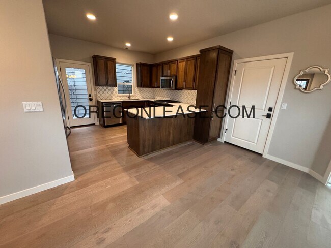 Building Photo - 3 Bedroom 3 bath Crescent village home