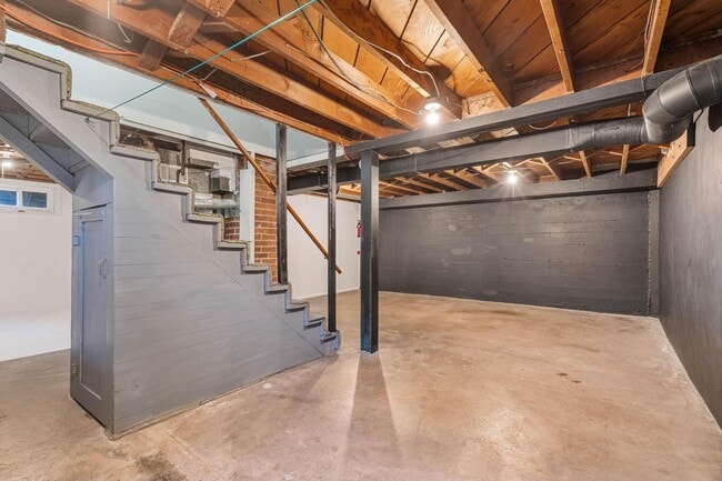 Building Photo - Adorable 2-bdrm/1-bath mid-century modern. Private backyard, sauna, washer/dryer, & more!