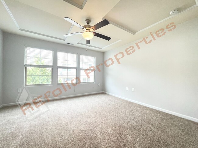 Building Photo - Fresh Paint and New Carpets! Cozy 3 bedroo...