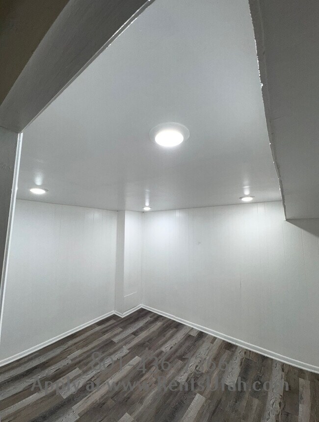 Building Photo - Provo Townhome