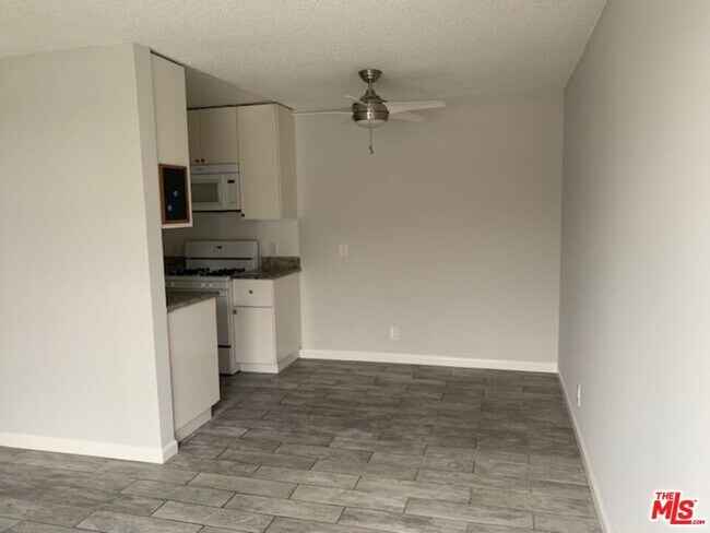 Building Photo - 922 N Hudson Ave