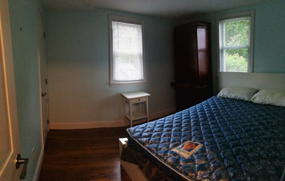 Master Bedroom Queen Bed - 99 New York St