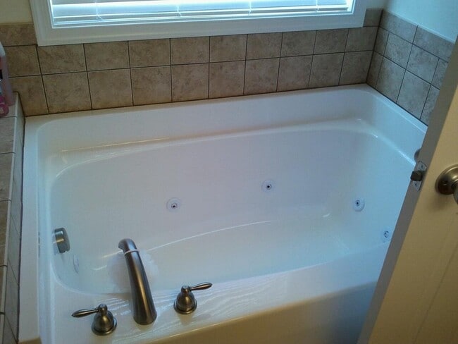 Building Photo - 425 Oakmont Ct
