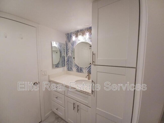 Building Photo - 6540 College Grove Dr
