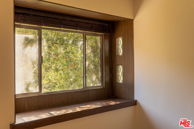 Building Photo - 2829 Beachwood Dr