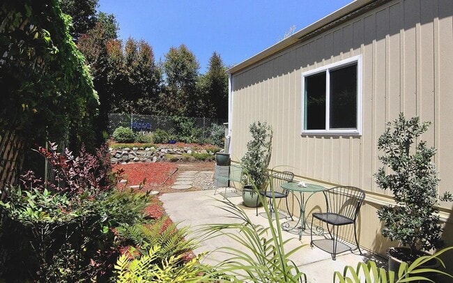 Building Photo - 800 Brommer St