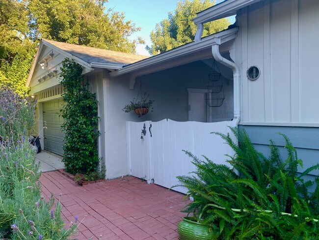 Building Photo - 22840 Oxnard St