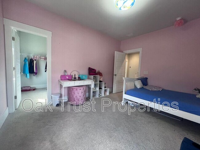 Building Photo - 244 Great Lawn Dr