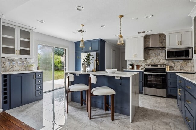 Building Photo - 320 S Mesa Verde Way