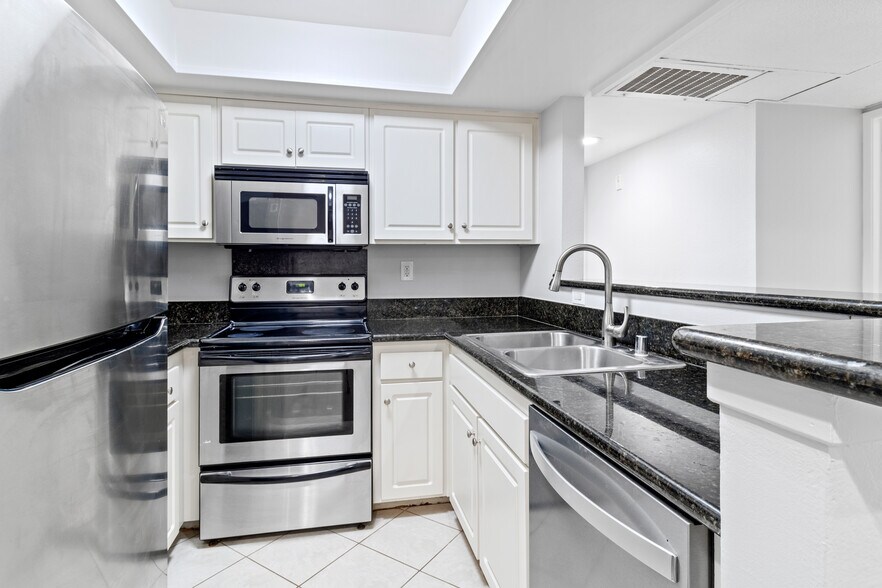 Building Photo - 64 N Mar Vista Ave
