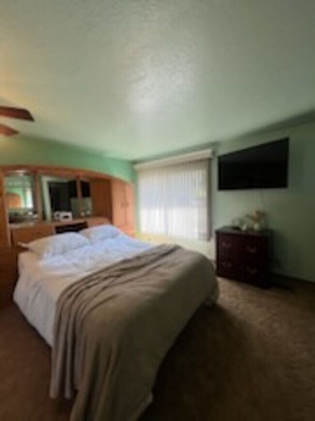Building Photo - 3-Bedroom, 2-Bath Home Convenient Location...