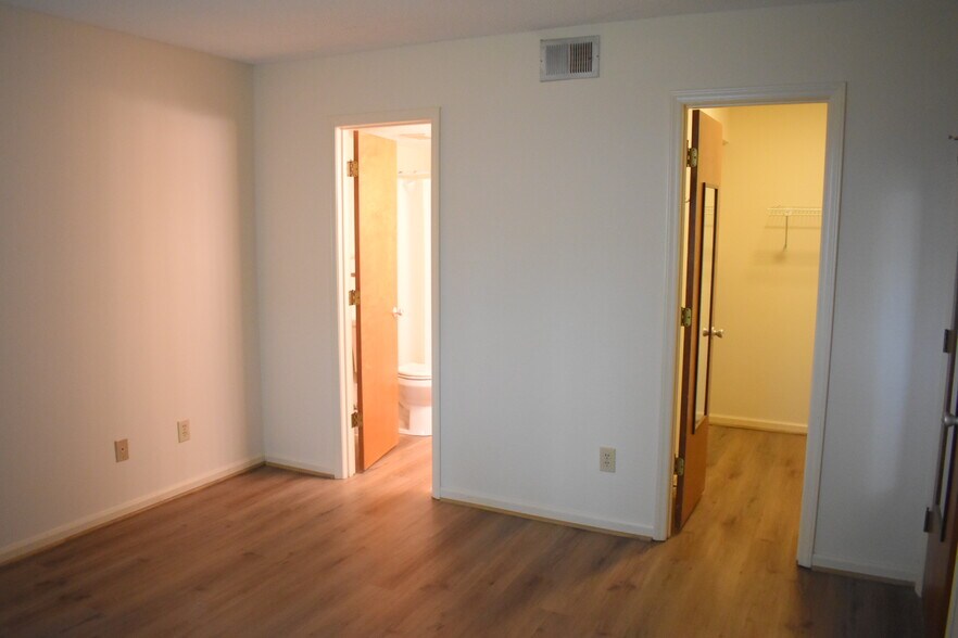 Building Photo - 3631 Saint Johns Ct