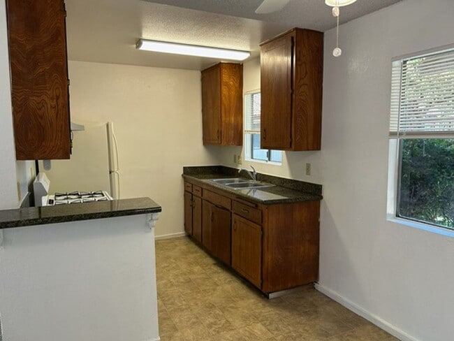 Building Photo - Large 2 bedroom 1.5 Bath Westside Duplex (...
