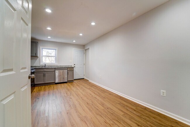 Building Photo - Beautifully Updated Townhome in Prime Location – Move-In Ready!