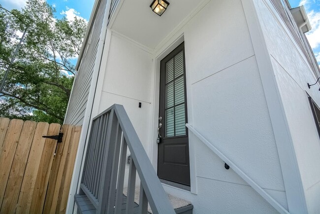 Building Photo - 6017 Cypress St
