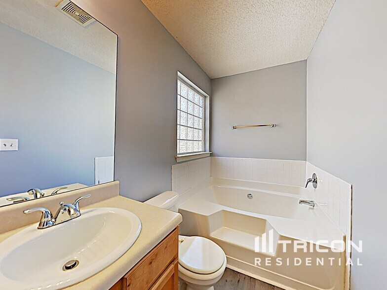 Building Photo - 4006 Shaded Oasis Ln