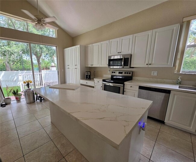 Building Photo - 16801 SW 49th Ct