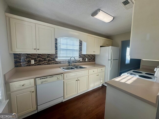 Building Photo - 1653 Summerwoods Cir