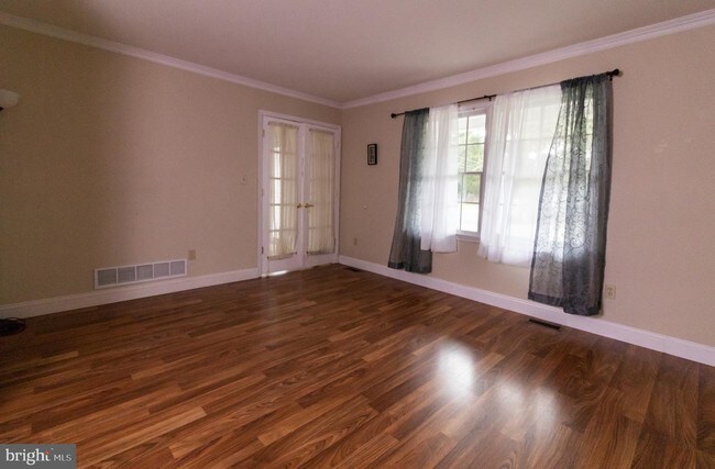Building Photo - 305 Cherokee Dr