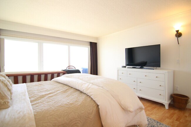 Building Photo - Gorgeous Furnished Direct Ocean Condo in Indialantic