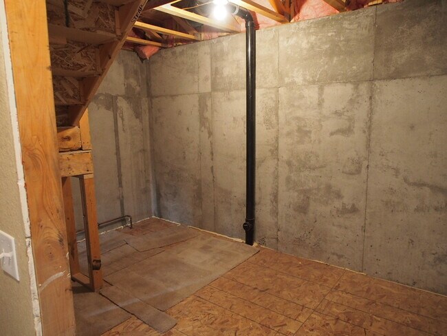 Building Photo - The Meadows Deceptively Spacious w/3BD plus Large Loft! Available Now.