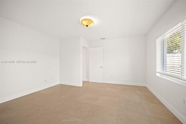 Building Photo - 512 Warren Ln