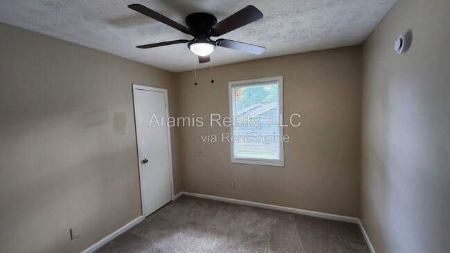 Building Photo - 1050 Greendale Ln
