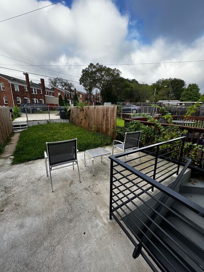 Building Photo - Lovely 2 BR/2 BA Townhome in Riggs Park!