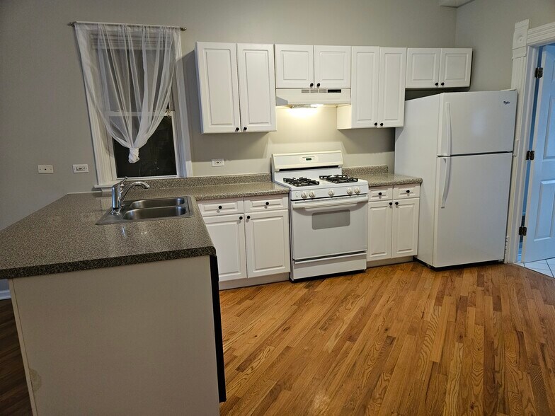 Building Photo - 3249 N Lakewood Ave