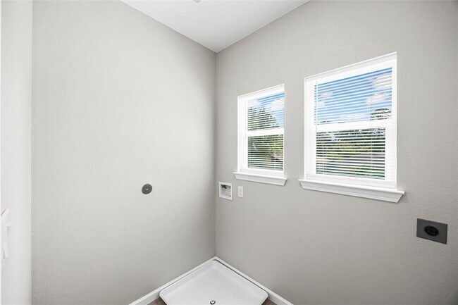 Building Photo - 10214 Hollyglen Dr