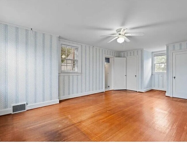 Building Photo - 4 bedroom in Old  Irving Park!!