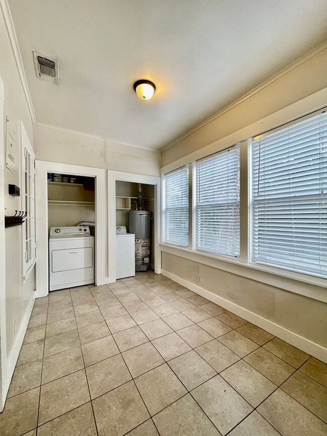 Building Photo - Charming + Convenience - 3 Bedroom, 2 Bathroom Home