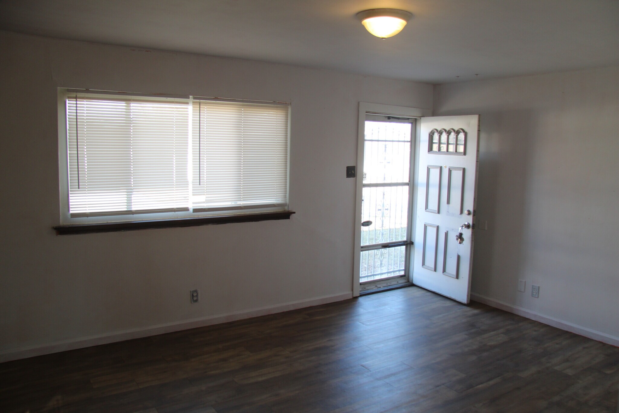 Building Photo - 1416 Plaza Pl