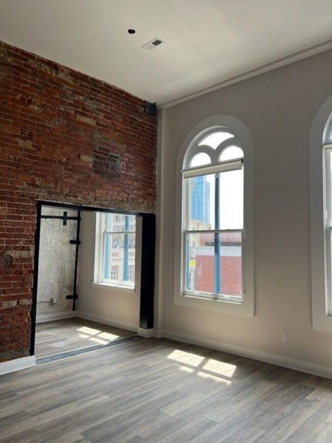 Building Photo - Welcome to Urban Elegance in the Heart of ...
