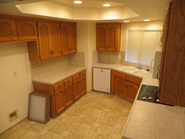 Building Photo - North Fresno Home, 3BR/2BA, Built 1989 - Lots of Amenities!
