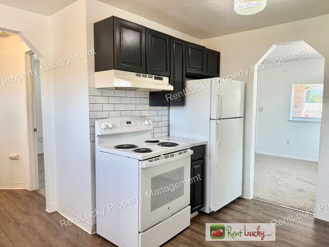 Building Photo - Amazing 3 Bedroom Home in Beacon Hill with Extra Parking and Great Layout!