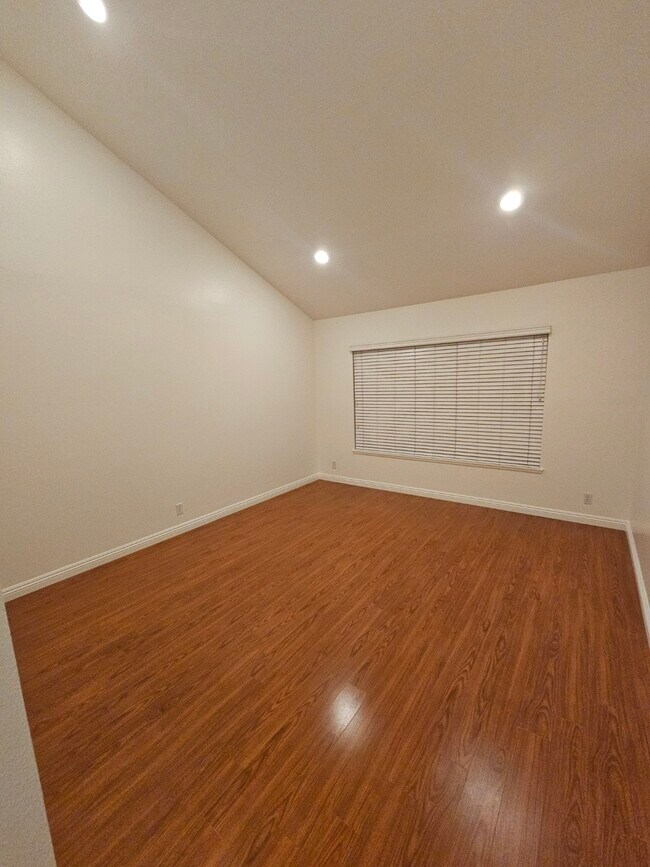 Building Photo - 25 Weepingwood