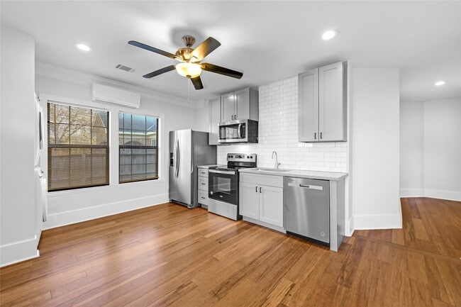 Building Photo - 1633 Fourcade St