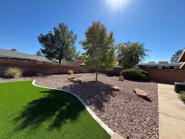 Building Photo - SPACIOUS REMODELED HOME FOR RENT!