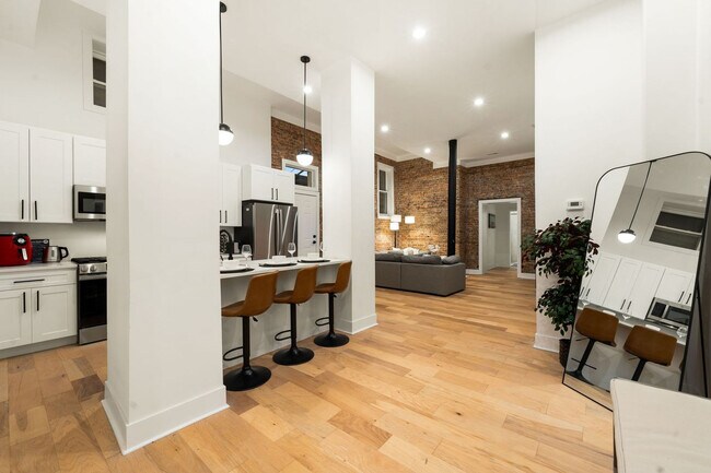 Primary Photo - 1941 W Augusta Blvd