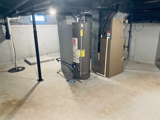 Building Photo - DEPOSIT MOVES YOU IN! NO RENT UNTIL SEPTEM...